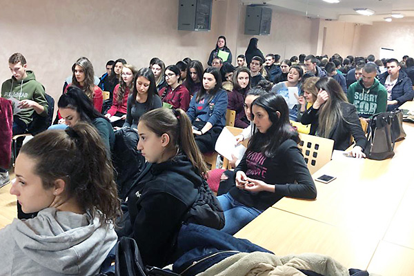 Mali svet - stipendiranje učenika